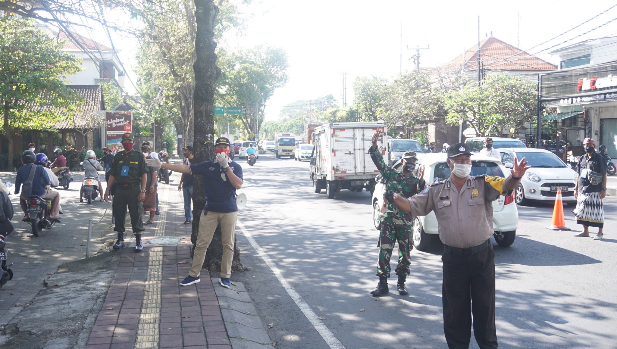 Pelaksanaan Pembatasan Kegiatan Masyarakat (PKM) hari Ke VIII di Jalan Hangtuah (Depan Hotel Puri Dalem)