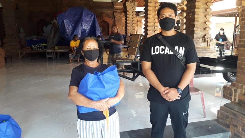 Penyerahan CSR (Corporate Social Responsibility) berupa sembako kepada masyarakat Dusun Batanpoh