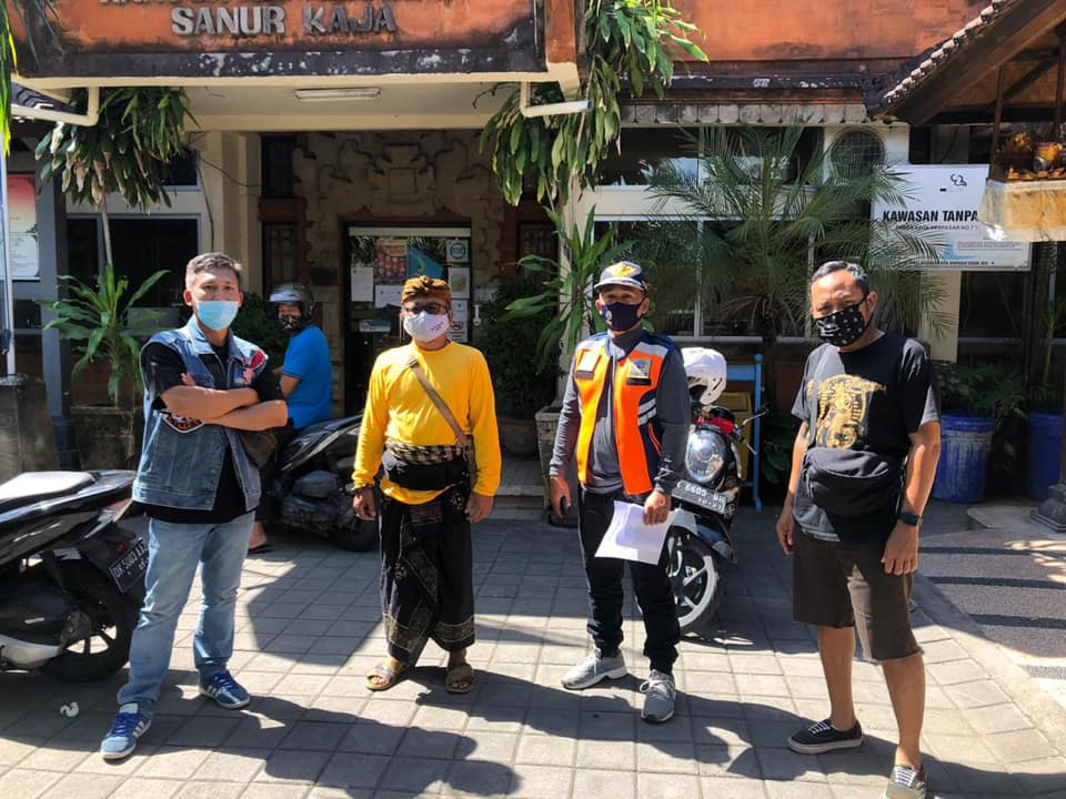 Penerimaan kedatangan PMI di Kantor Perbekel Desa Sanur Kaja bersama Satgas Relawan Covid-19 Desa Sanur Kaja