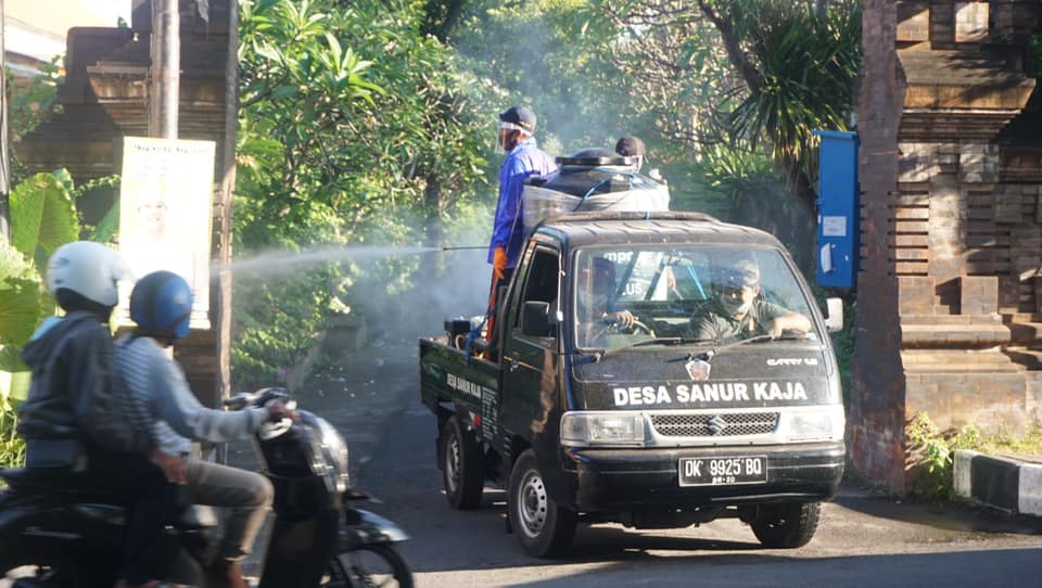HARI KE - XIV PEMBATASAN KEGIATAN MASYARAKAT (PKM) SEKALIGUS MELAKSANAKAN PENYEMPROTAN DISINFEKTAN DI WILAYAH DESA SANUR KAJA GUNA MENCEGAH PENYEBARAN COVID-19.