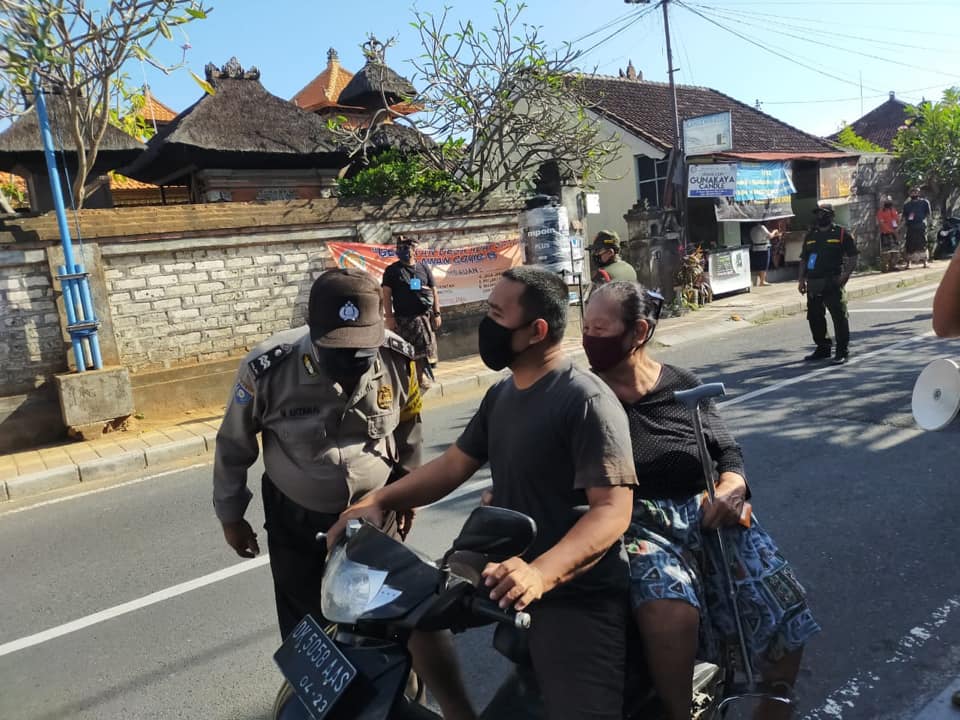 Pelaksanaan Pembatasan Kegiatan Masyarakat (PKM) hari Ke XI di Jalan Danau Beratan