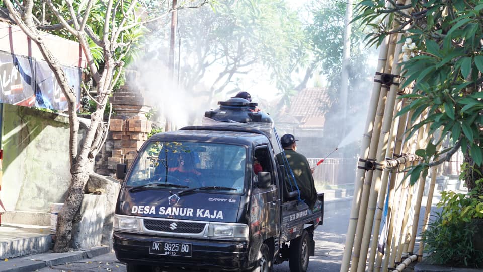 Penyemprotan Disinfektan di Wilayah Desa Sanur Kaja