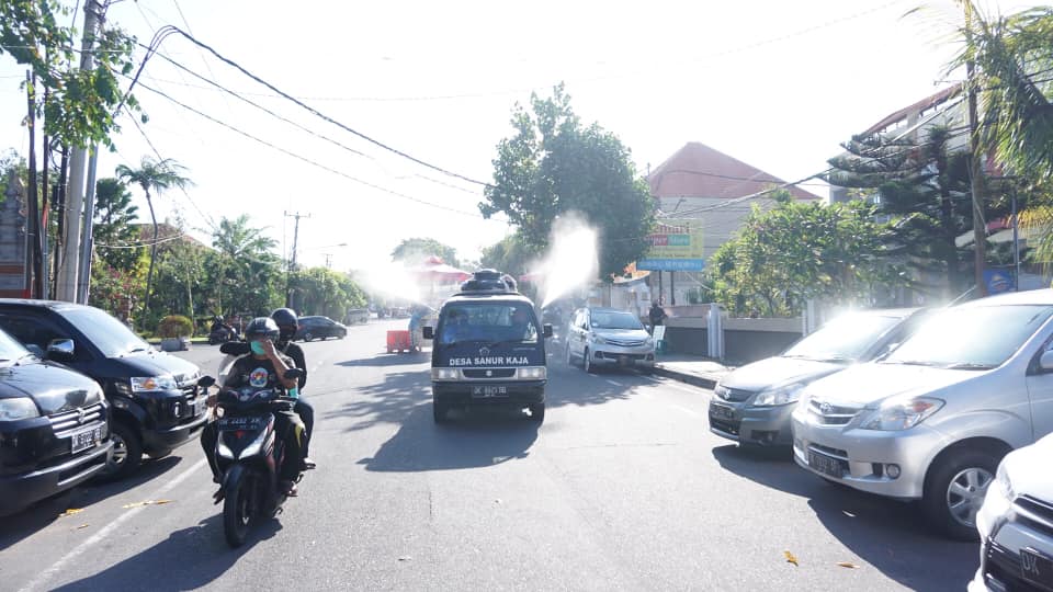 Penyemprotan Disinfektan Wilayah di Desa Sanur Kaja