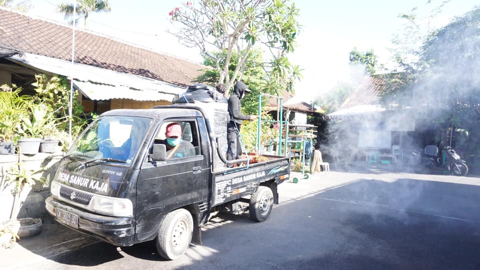 Penyemprotan Disinfektan Wilayah di Desa Sanur Kaja