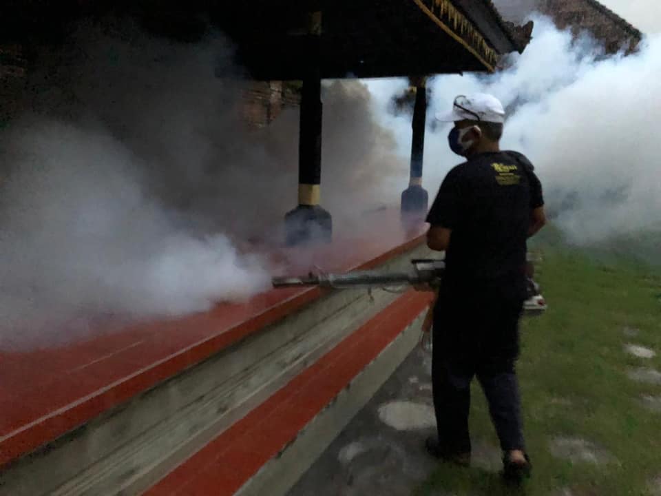 Penyemprotan Fogging bersama petugas guna persiapan Piodalan Tilem Kajeng ring Pura Dalem Kedewatan Sanur