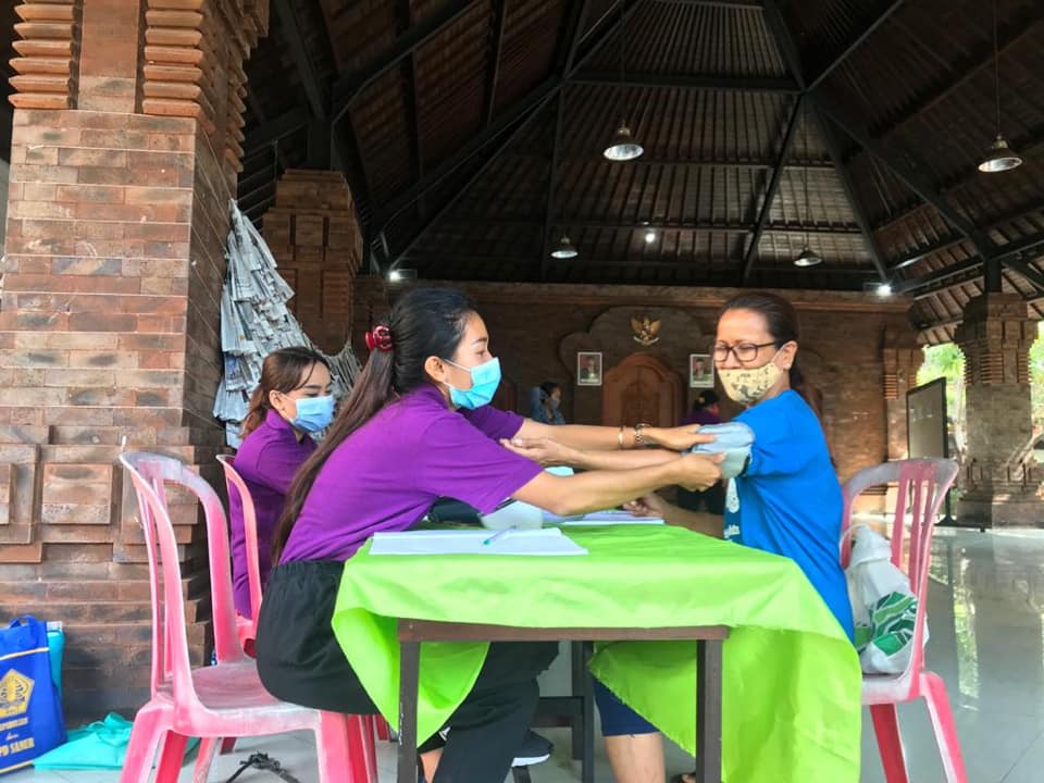 Penyemprotan Disinfektan Wilayah di Desa Sanur Kaja