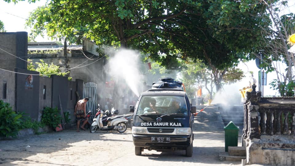 Penyemprotan Disinfektan Wilayah di Desa Sanur Kaja