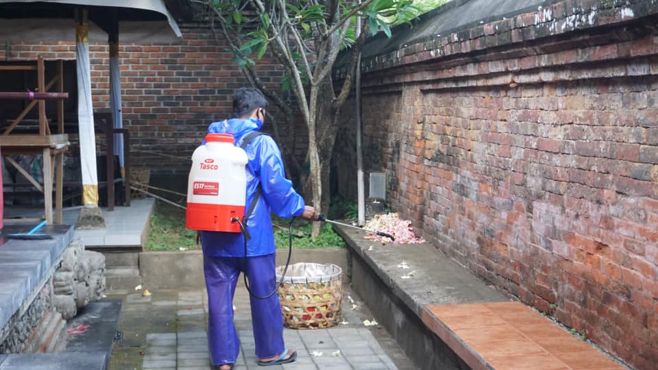 Penyemprotan Disinfektan Persiapan Piodalan Tilem Kajeng