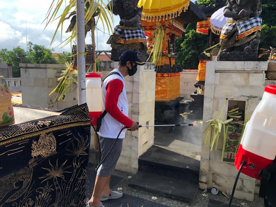 Penyemprotan Desinfektan di Pura Br. Anggarkasih