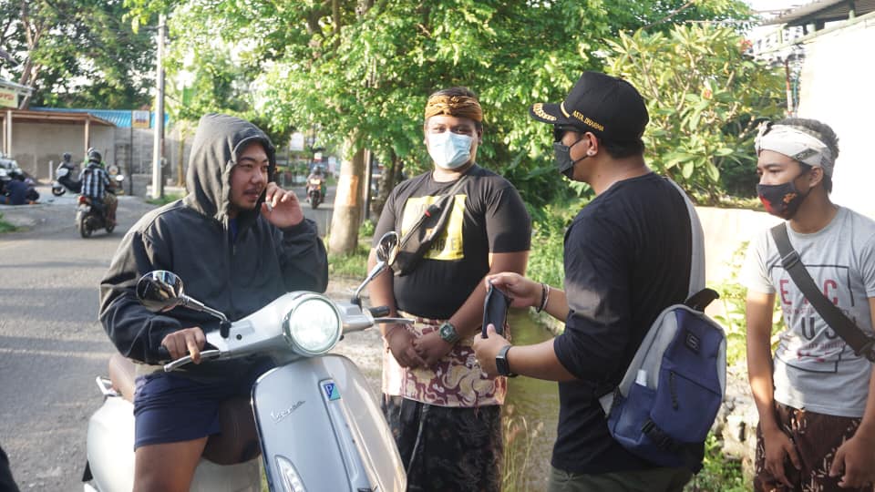EDUKASI PROTOKOL KESEHATAN SERTA PEMBAGIAN MASKER GRATIS OLEH TIM PKM DESA SANUR KAJA!