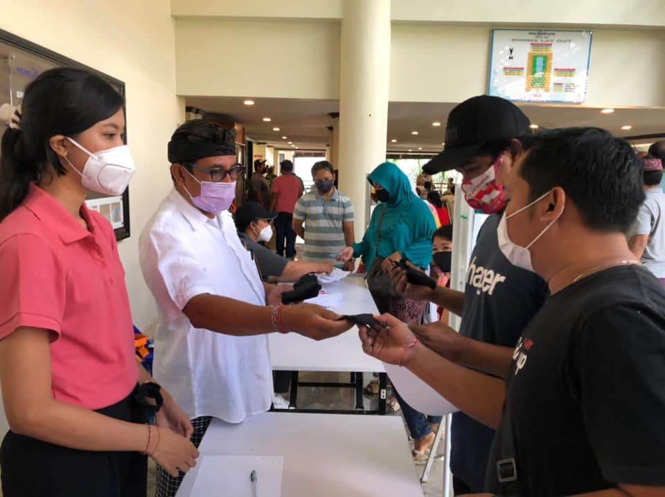Pembagia Masker di Lokasi Vakinasi Massal COVID-19 Desa Sanur Kaja