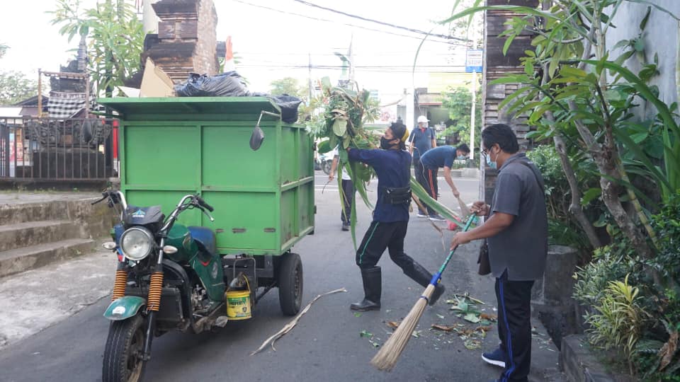 Gotong Royong Dalam Rangka Mendukung Lomba PSN di Dusun Belong