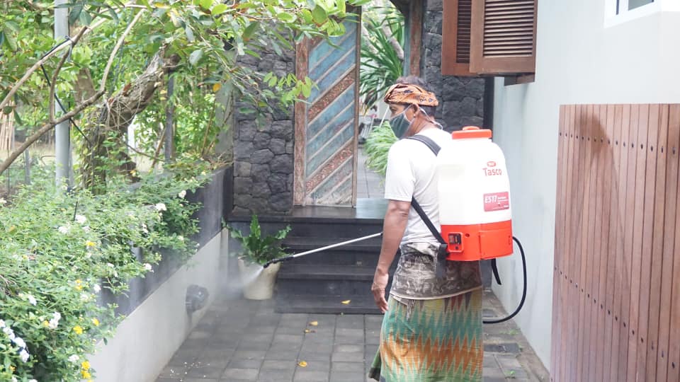 Giar Penyemprotan Desinfektan di Griya Keniten Sanur