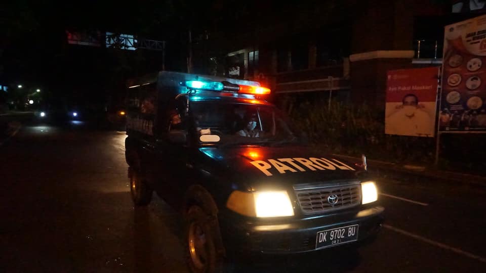 Patroli Pembatasan Kegiatan Masyarakat (PKM) di  Wilayah Desa Sanur Kaja 