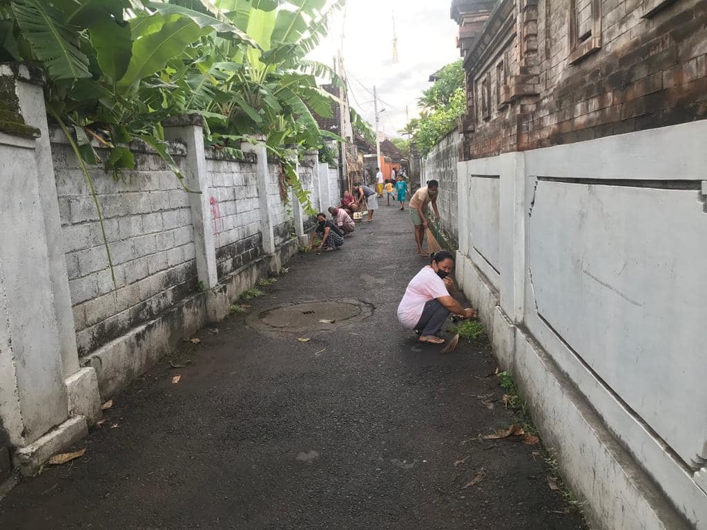 Gotong Royong Warga Adminsitrasi Dusun Buruwan dan Dusun Belong