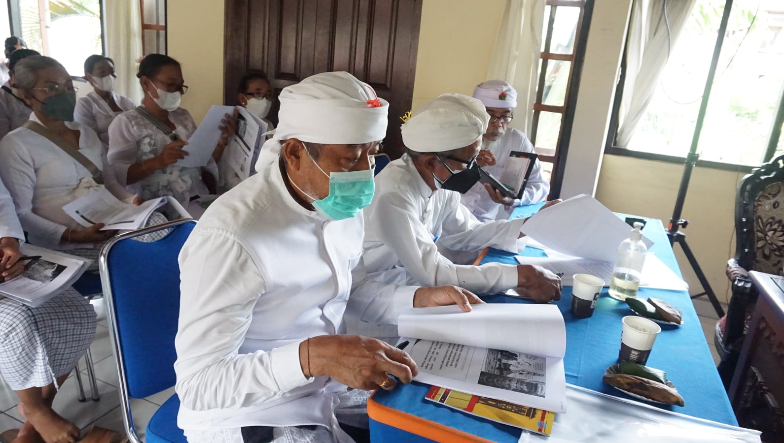PULUHAN PEMANGKU MENGIKUTI PELATIHAN DAN PEMBINAAN KEPEMANGKUAN YANG DIIKUTI OLEH 8 DUSUN DI DESA SANUR KAJA.