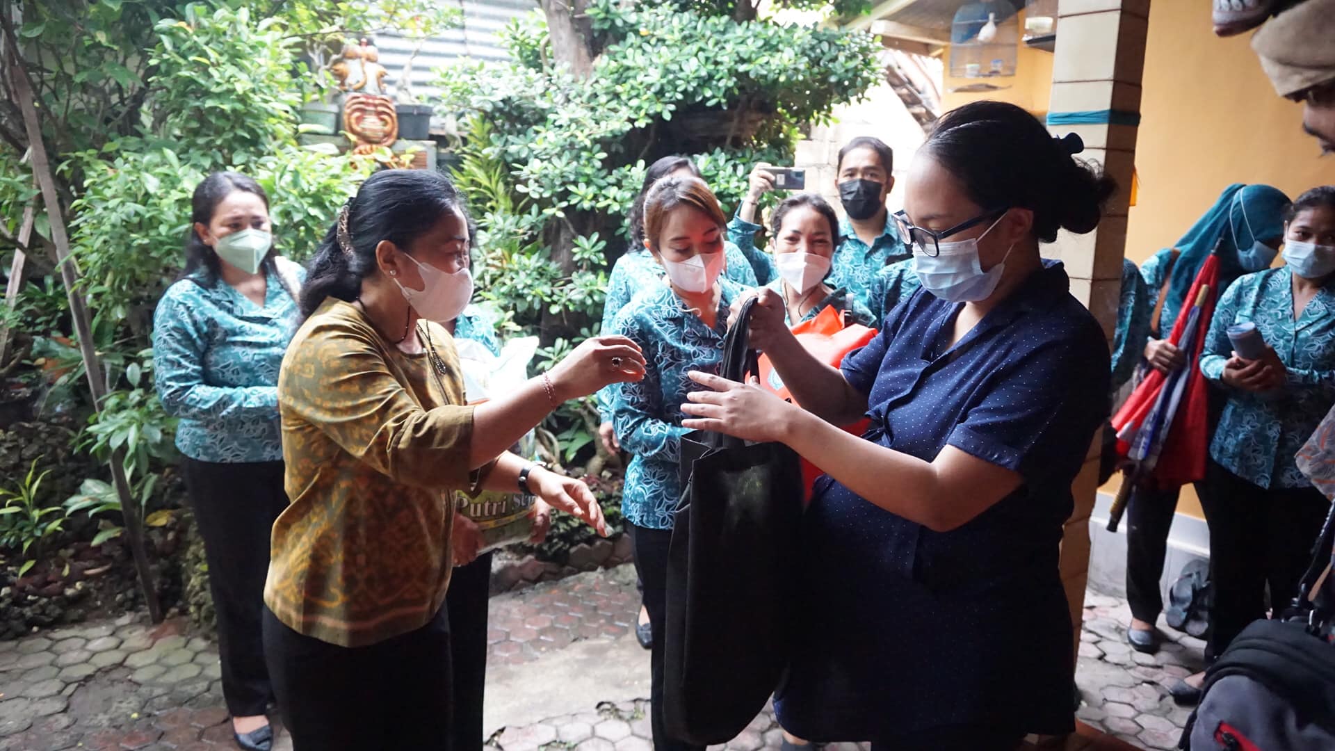 Penyerahan Bantuan Kepada Balita dan Ibu Hamil yang di serahkan langsung oleh Ibu Walikota dan Ibu Wakil Walikota Denpasar