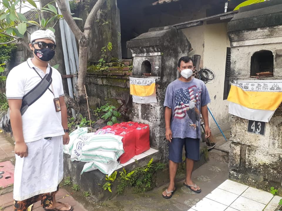 Pemberian Sembako kepada warga yang melaksanakan Isolasi Mandiri