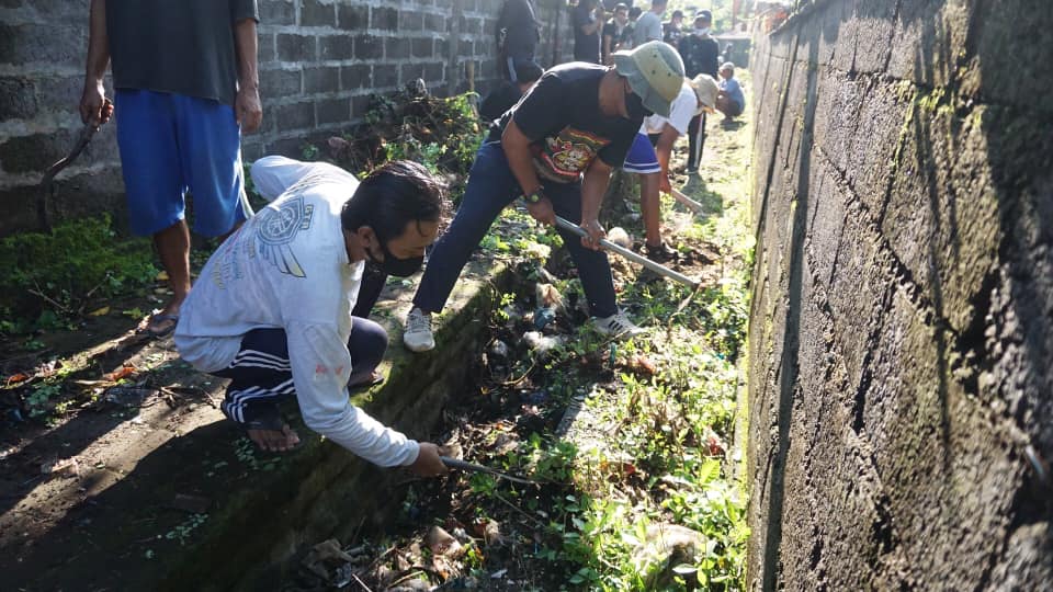 HARI PERTAMA KEGIATAN PADAT KARYA TUNAI DANA DESA DESA SANUR KAJA TAHUN ANGGARAN 2021