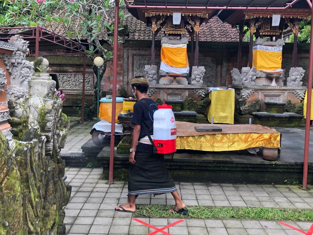 Penyemprotan Desinfektan di Pura Dalem Kedewatan Sanur bersama tim Penyemprotan Desinfektan Dusun Sanur Kaja