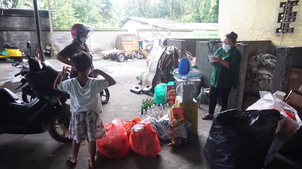 Antuasime Masyarakat menimbang sampah di Bank Sampah Karang Taruna Asta Dharma