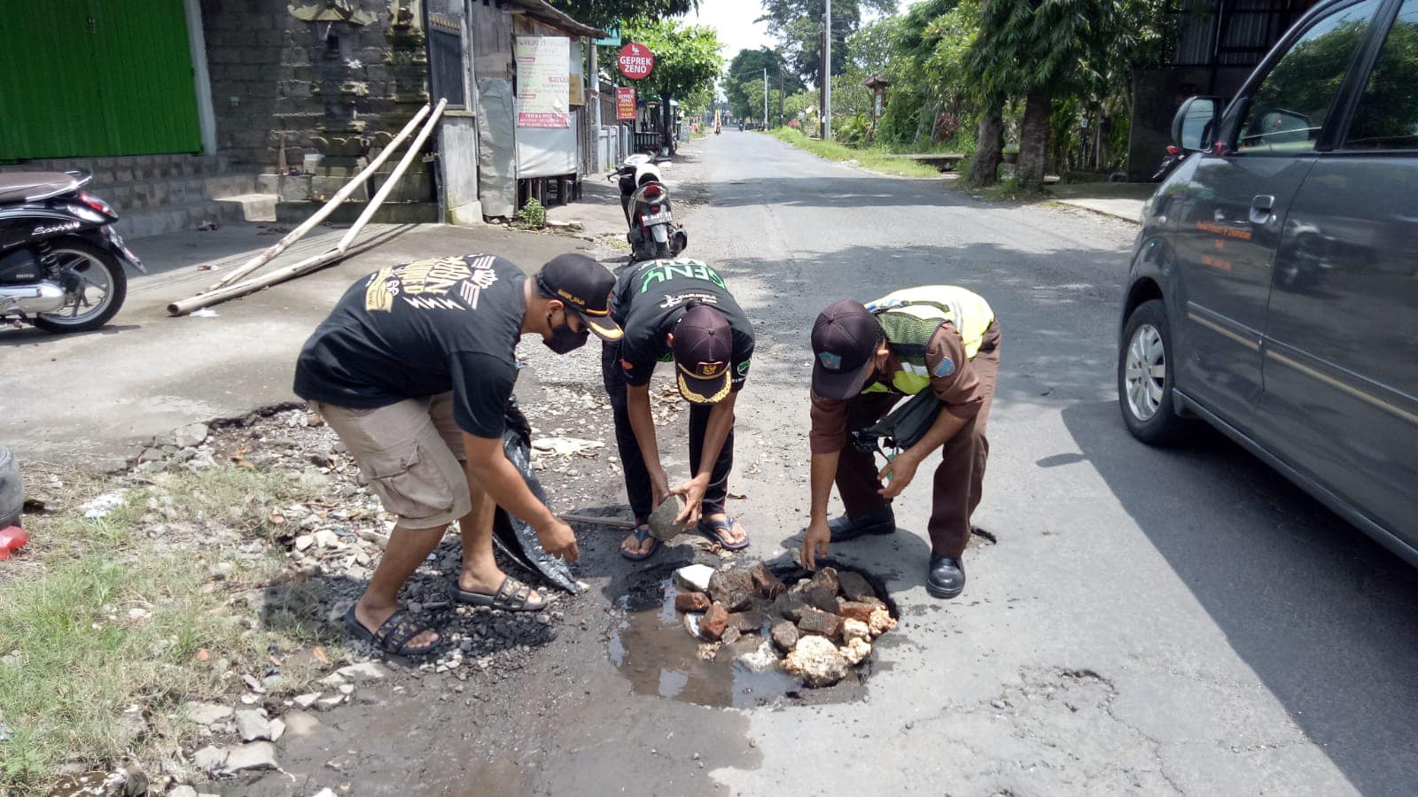 GERAK CEPAT JUMALI DESA SANUR KAJA SERTA KEPALA DUSUN MEWILAYAHI TERKAIT JALAN RUSAK DI JALAN SEDAP MALAM