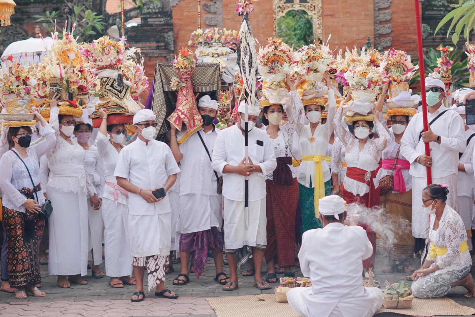 Desa Sanur Kaja melaksanakan Upacara Melasti dengan mengusung Pratima Ida Bhatara dan segala perlengkapannya menuju Pantai Bangsal Sanur.