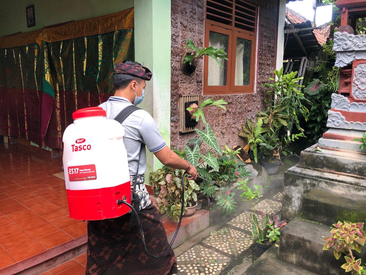 Giat Penyemprotan Desinfektan bersama Petugas Penyemprotan Desinfetkan Desa Sanur Kaja Guna Persiapan Upacara Pengabenan