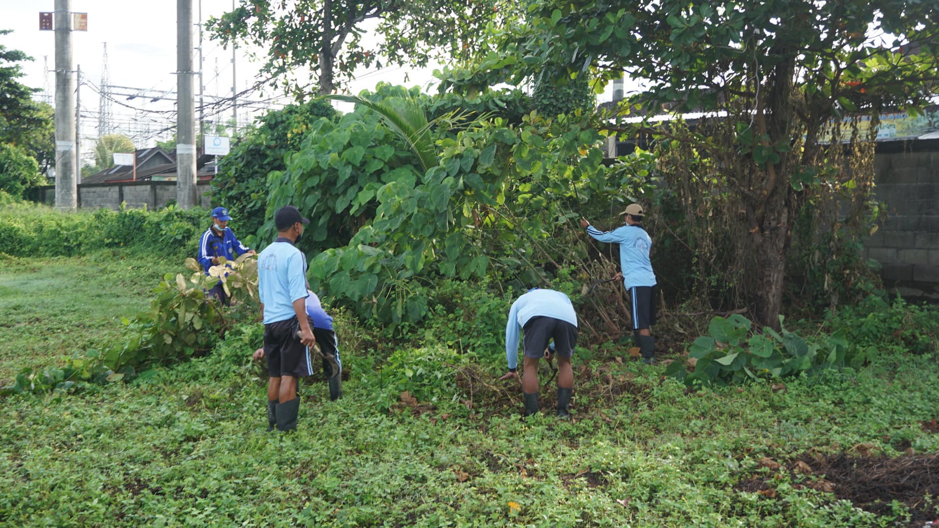 SINERGI DENGAN DINAS PERKIM DAN DPUPR BERSAMA PEMERINTAHAN DESA SANUR KAJA MELAKUKAN PENATAAN DI AREA LAP. LETDA MADE PICA