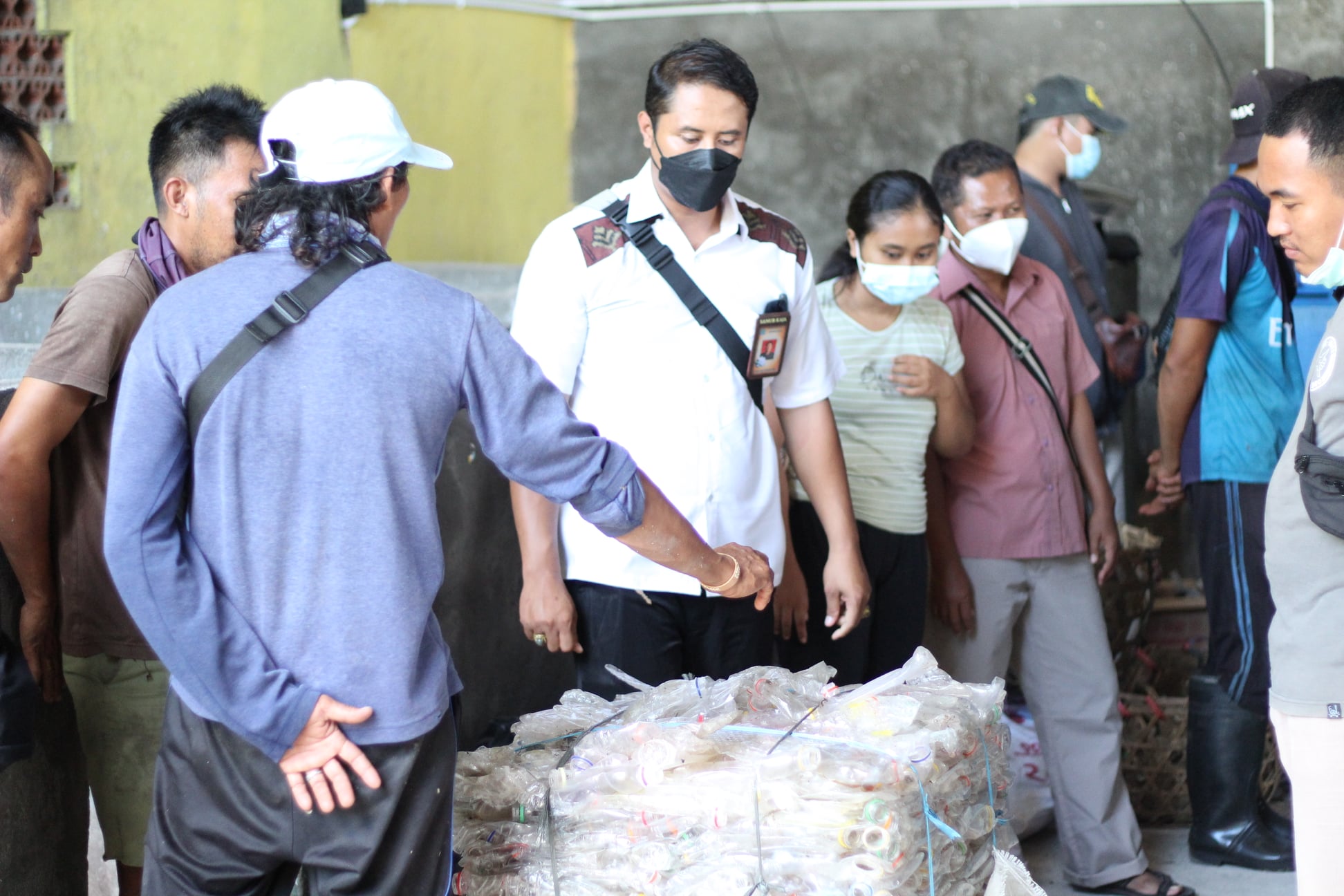 TRIAL UJI FUNGSI MESIN DAN ALAT YANG DIGUNAKAN DI TPS 3R CEMARA DESA SANUR KAJA