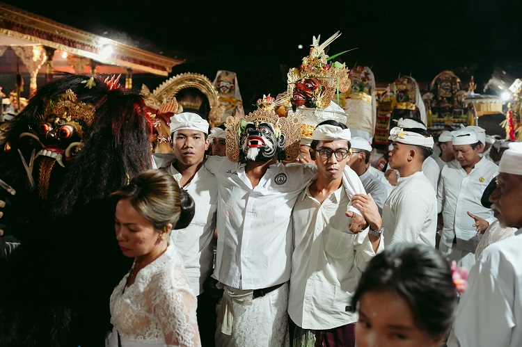 Prosesi "Ngider Bale Yasa" di Pura Dalem Kedewatan Sanur Piodalan Tilem Kajeng 23 Desember 2025